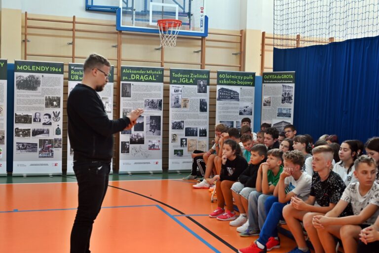 Wystawa „Tradycje wojskowe w regionie radomskim” w Szkole Podstawowej im. Żołnierzy Armii Krajowej 72 Pułku Piechoty w Mniszku