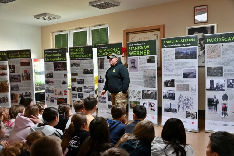 Wystawa o tradycjach wojskowych ziemi radomskiej w Makowie, Makowcu i Odechowie