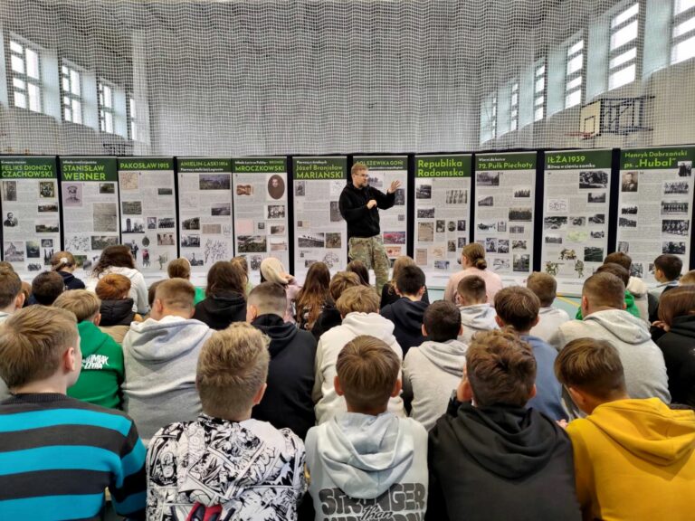 Wystawa „Tradycje wojskowe w regionie radomskim” w szkołach w Małęczynie i Parznicach