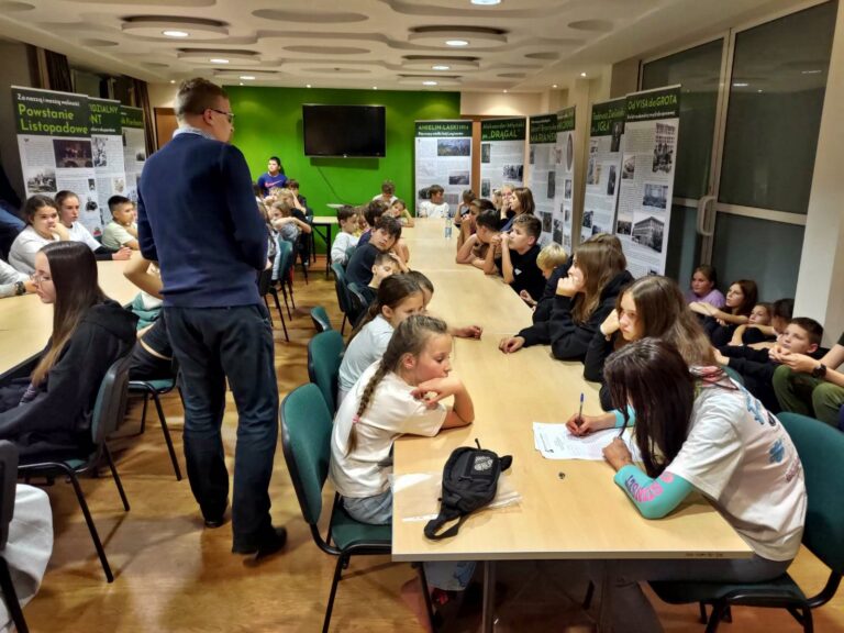 Relacja z prezentacji wystawy „Tradycje wojskowe regionu radomskiego” w Schronisku Młodzieżowym w Radomiu