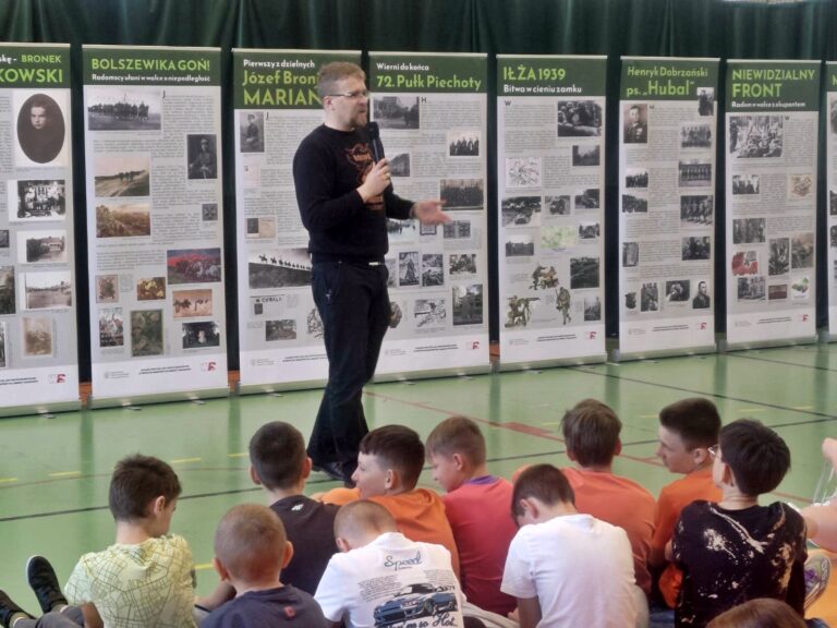 Kolejne prezentacje wystawy o tradycjach wojskowych regionu radomskiego w gminie Kowala – Szkołę Podstawową w Mazowszanach oraz Szkołę Podstawową w Kowali