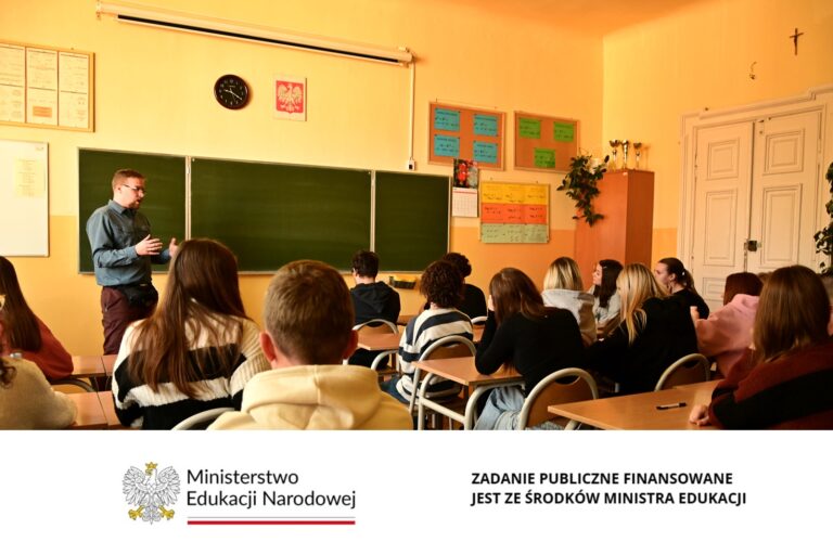 Jak rozpoznać fake newsy i nie dać się zmanipulować?